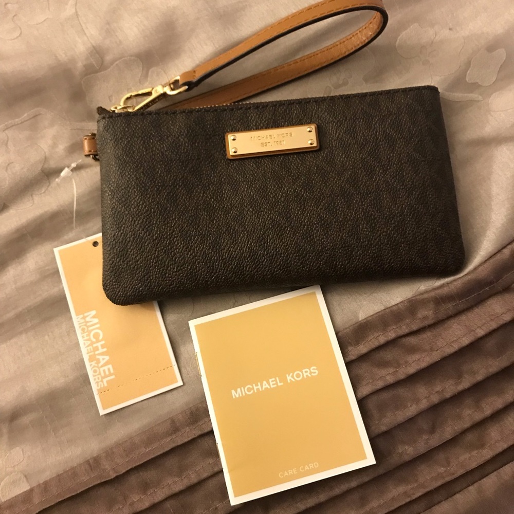 ✨New Michael Kors Wristlet✨